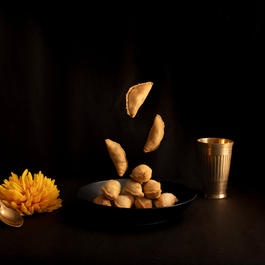 Gujiya - Crunchy Delight with a Traditional Essence! (1KG)